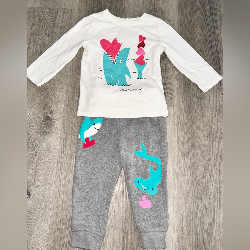 Toddler girl outfit size 2t from Cat&Jack sharks and hearts.